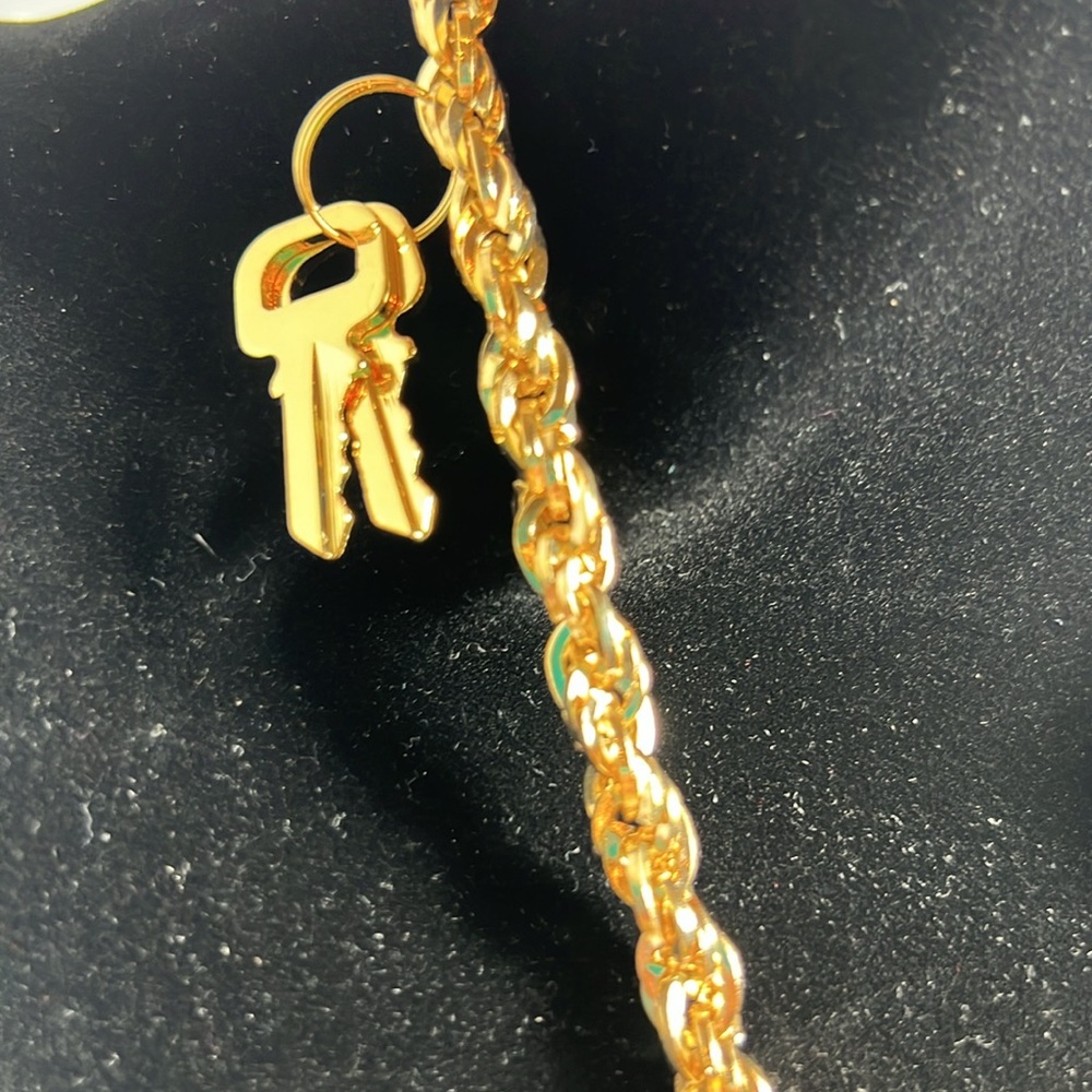 Louis Vuitton Gold Necklace with Lock Pendant - Picture 3 of 4